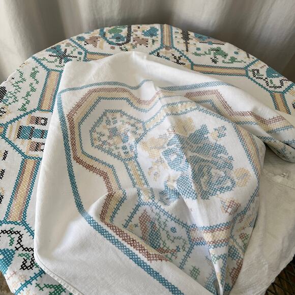 Vintage cotton farmhouse tablecloth 49x46 cottage core linens textiles fabric - Picture 5 of 9